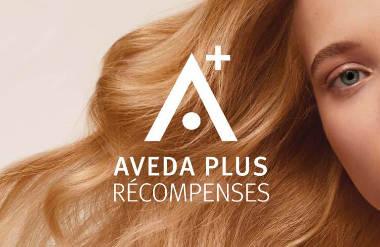 Logo RÉCOMPENSES AVEDA PLUS superposé sur une image d'un modèle de soins des cheveux Aveda.