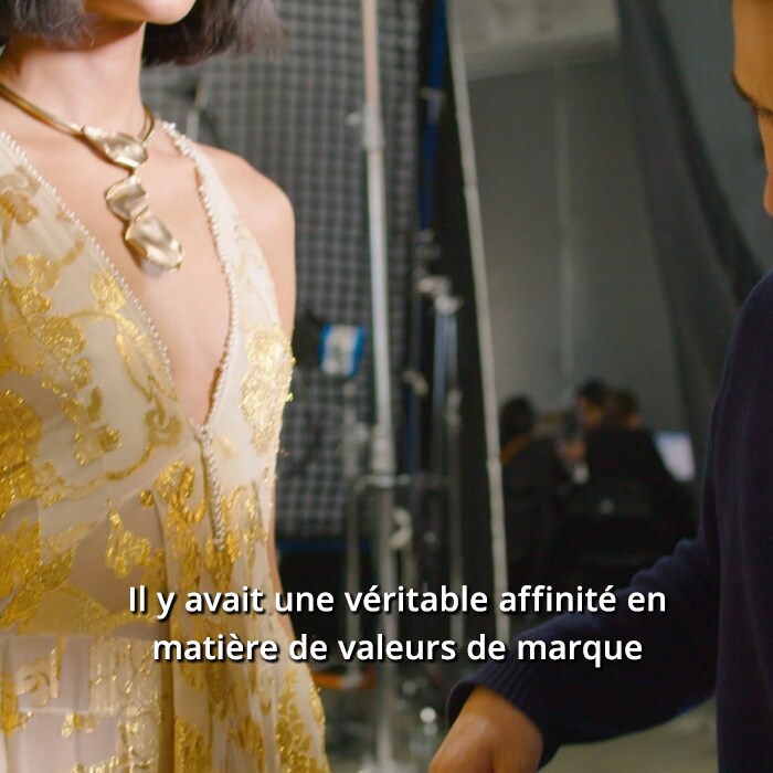 Voyez un aperçu des coulisses de notre collaboration des Fêtes et de la séance photo avec Joseph Altuzarra 