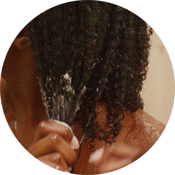 Étape 2 : Revitalisez vos cheveux avec le masque définition intense des boucles ou l’après-shampooing be curly advanced