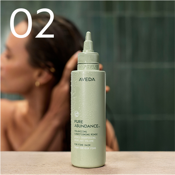 Redonne du volume des racines aux pointes, démêle et réduit les cassures dues au brossage.