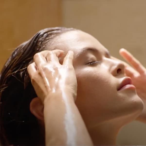 Prenez soin de votre cuir chevelu et votre âme avec le rituel essentiel pour le cuir chevelu