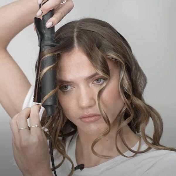 Ondulations effet plage au fer à friser