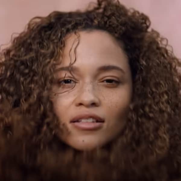 Nourrissez vos boucles, vos boudins et vos ondulations avec les masques traitants Nutriplenish™