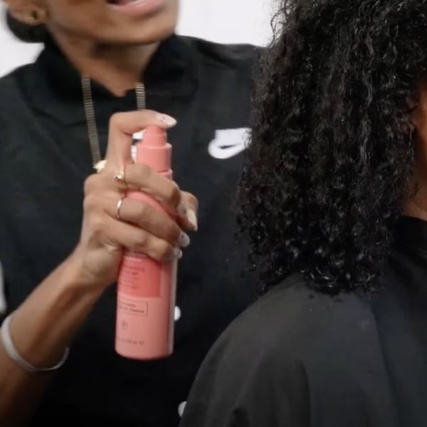 Tutoriel sur les coiffures droites naturelles avec Renée Gadar